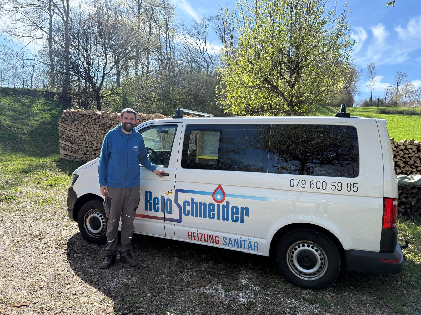Reto Schneider vor dem Firmenwagen